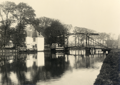 220790 Gezicht op de klapbrug over de Vecht te Nieuwersluis (gemeente Loenen aan de Vecht) uit het zuiden; met links de ...